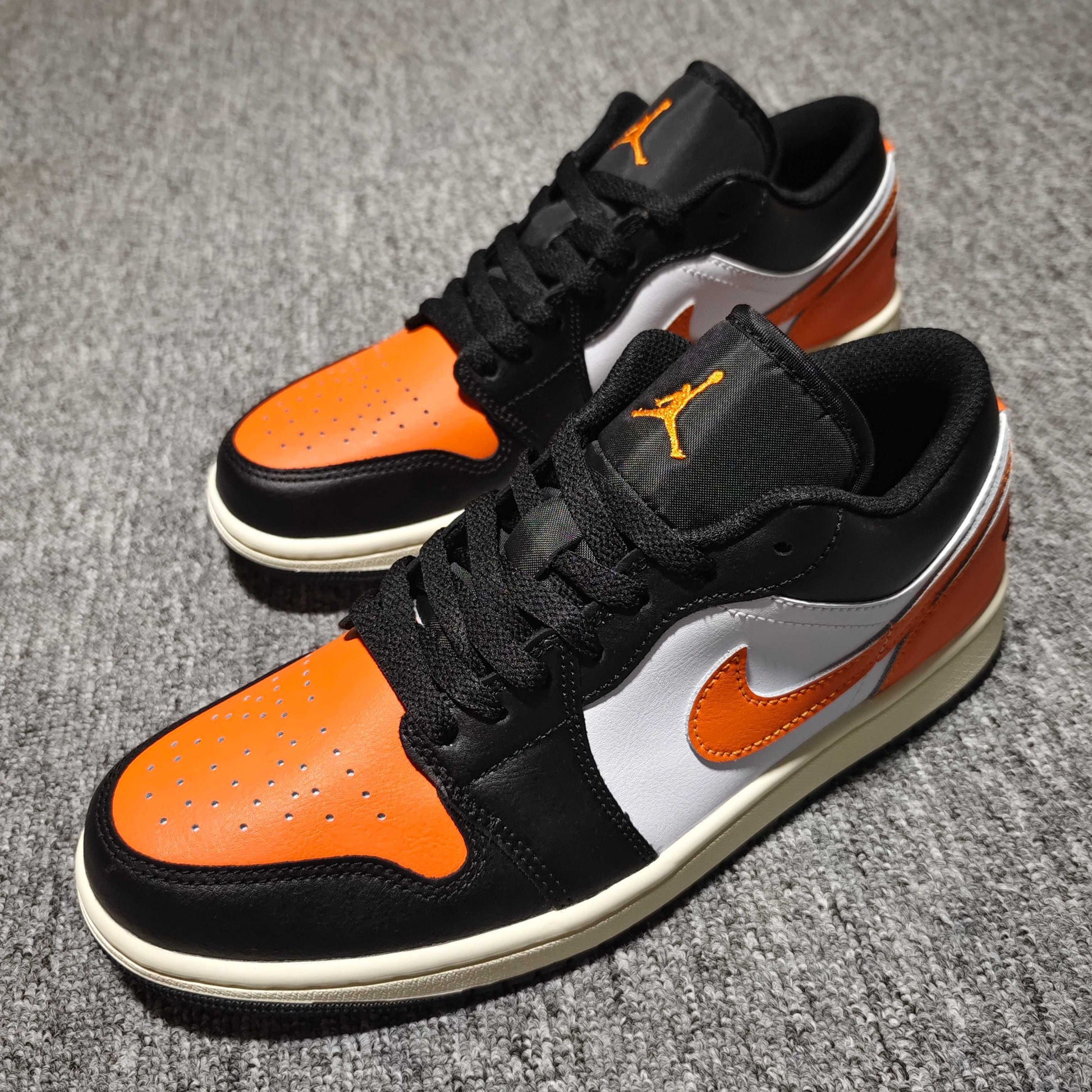 Air-Jordan-1-Low-Bred-Toe
