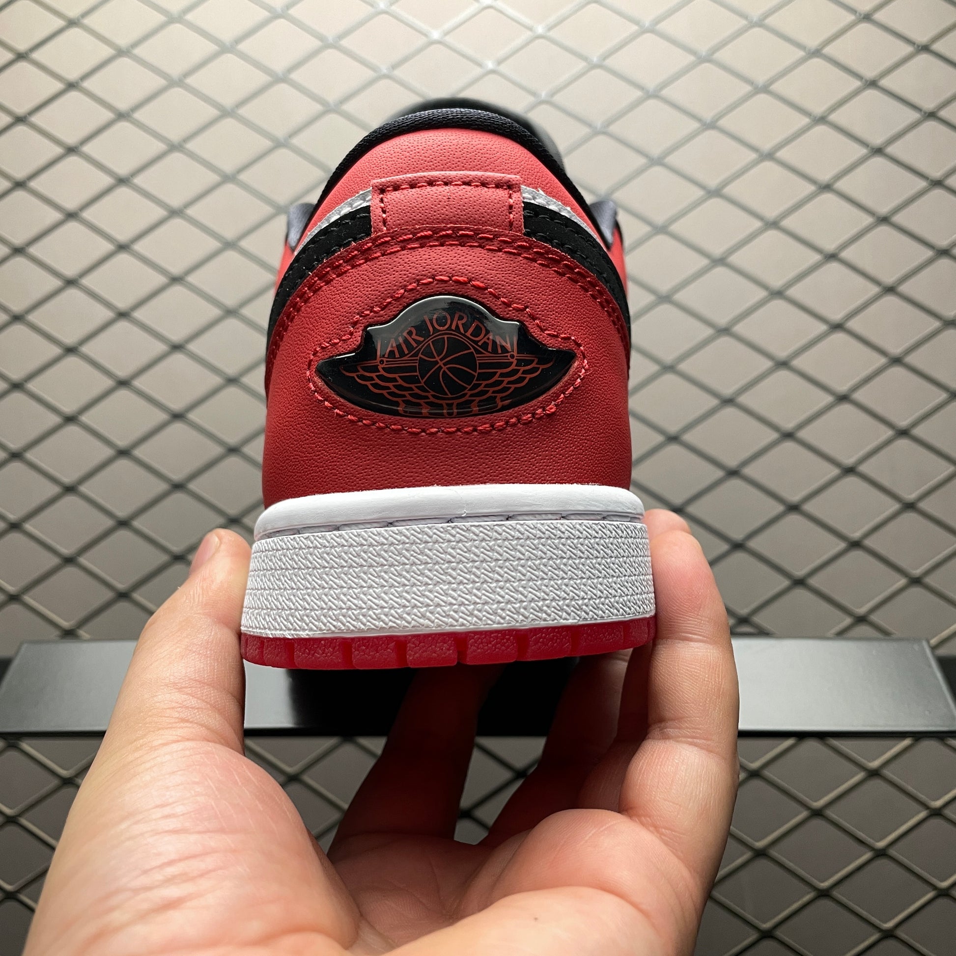 Air-Jordan-1-Low-Bred-Toe
