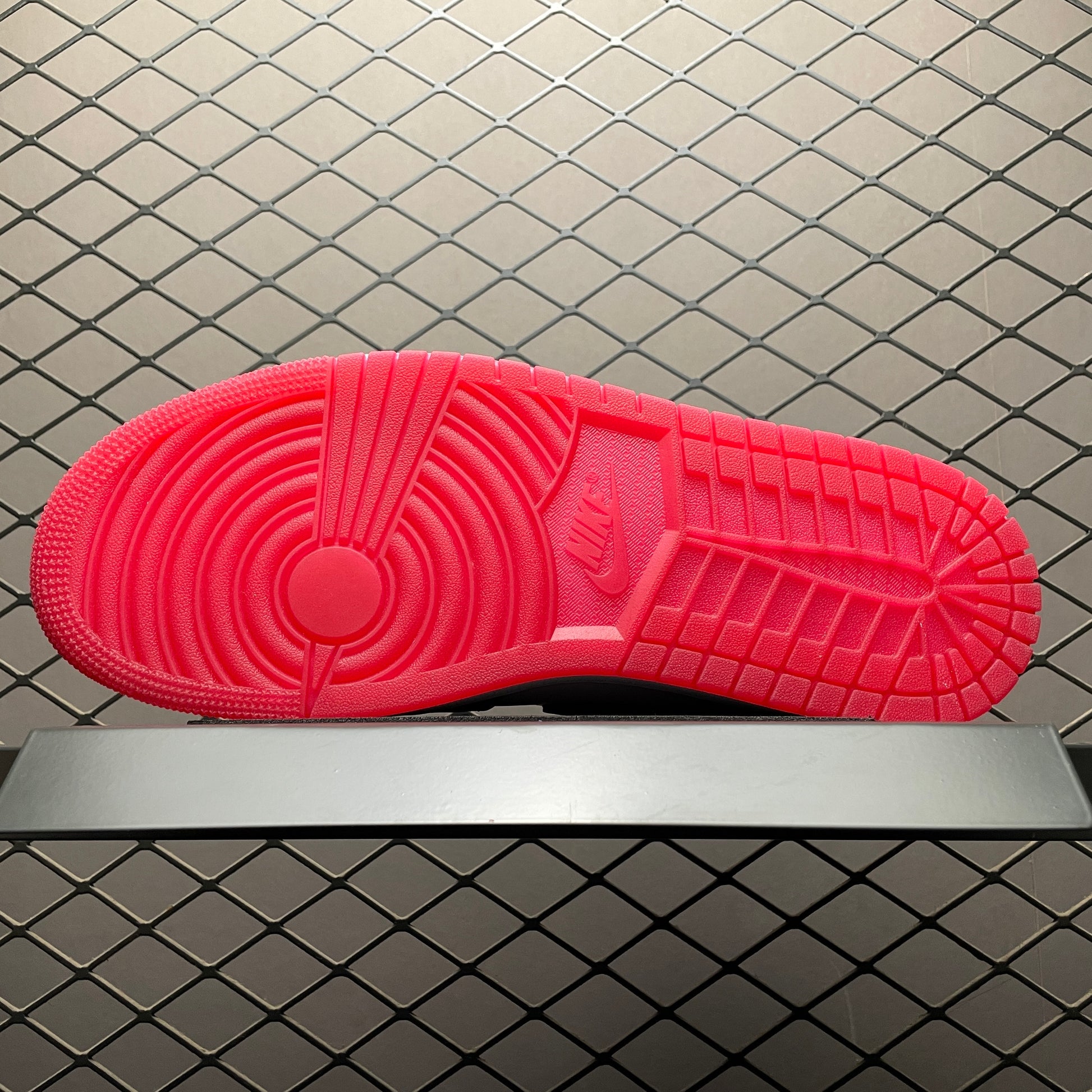 Air-Jordan-1-Low-Bred-Toe